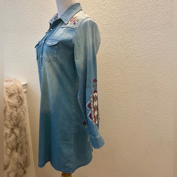 Johnny Was Denim Blue Embroidered Shirtdress with Pearl Snap Closure - Sz S - Picture 3 of 9